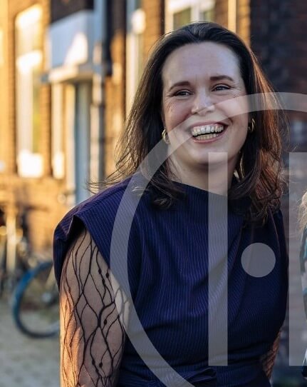 Marianne lachend in een straat