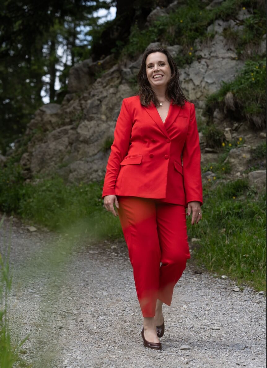 Marianne in rood pak op een bergpad