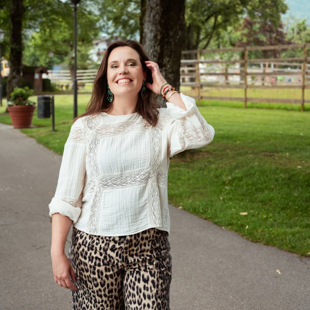 Marianne lachend in witte blouse en panterbroek
